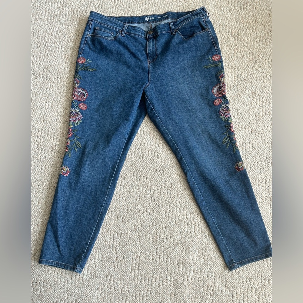 ADORABLE Women’s Style & Co Curvy Skinny Leg floral embroidered jeans! Size 18